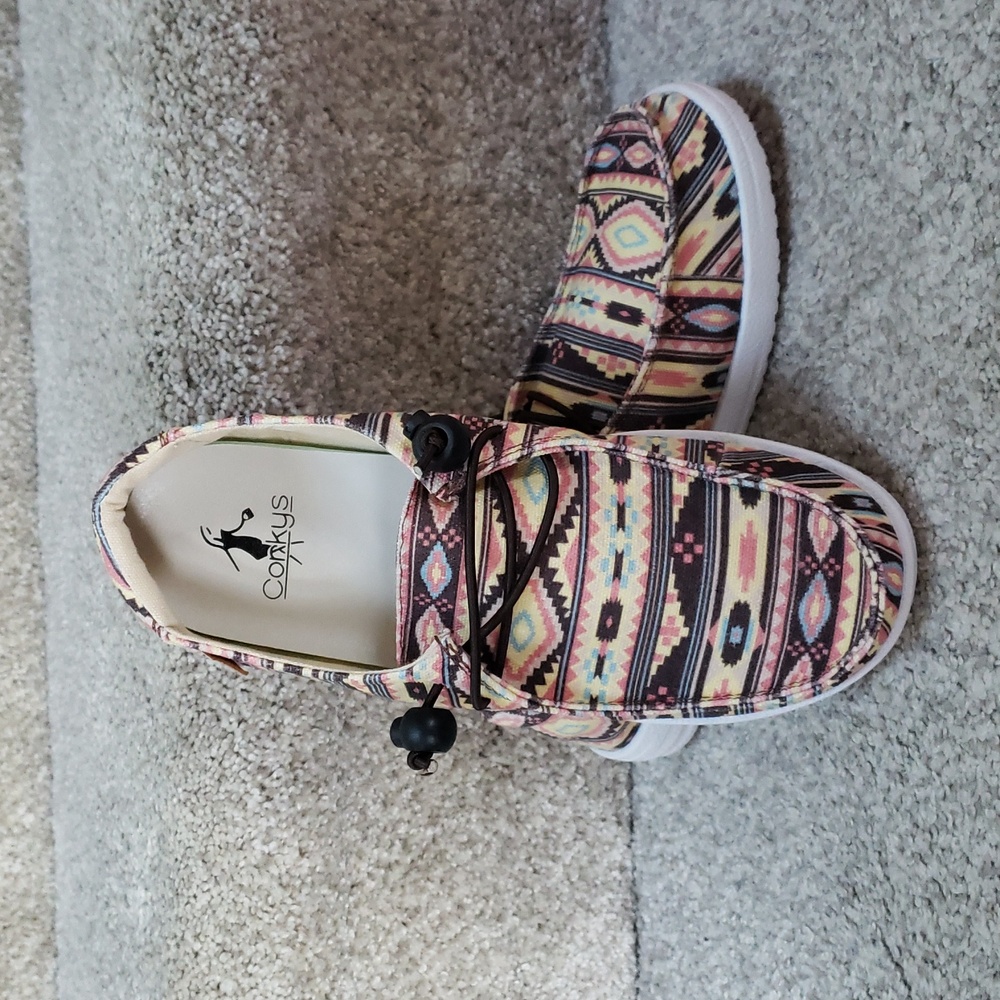 Aztec pink kayaks Size 7